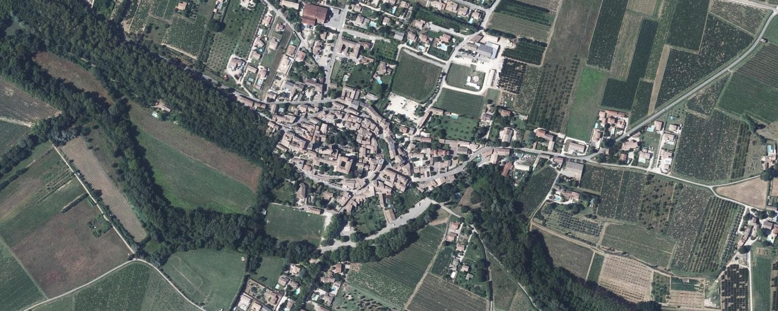 Vue aérienne de Tresques (Gard)