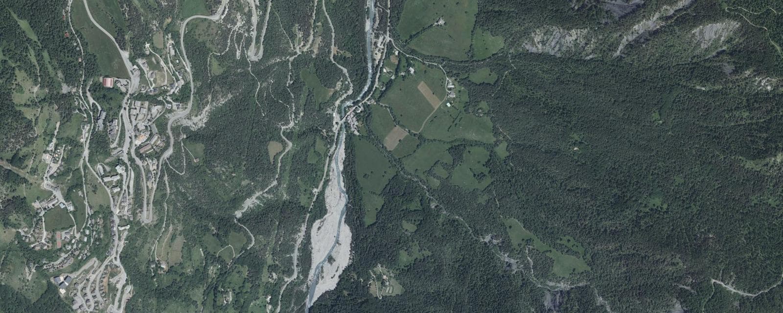 Vue aérienne de Uvernet-Fours (Alpes-de-Haute-Provence)