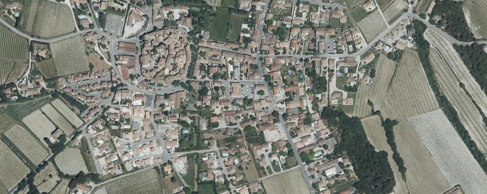 Vue aérienne de Vacqueyras (Vaucluse)