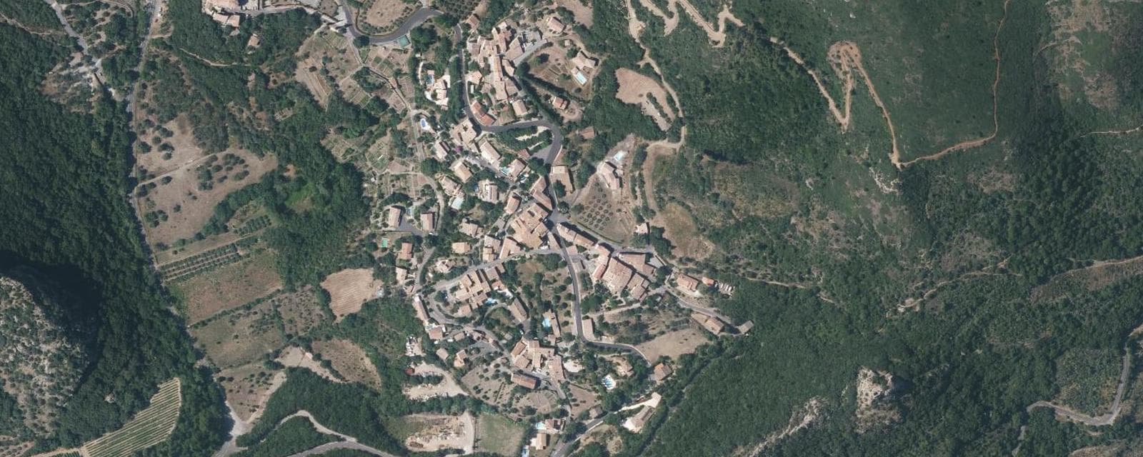 Vue aérienne de Vailhan (Hérault)