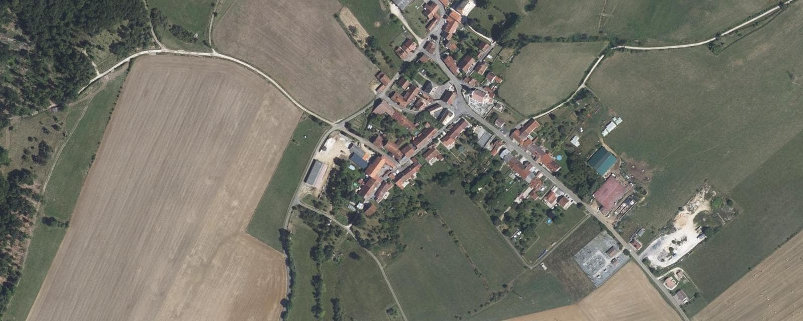 Vue aérienne de Vesaignes-sous-Lafauche (Haute-Marne)