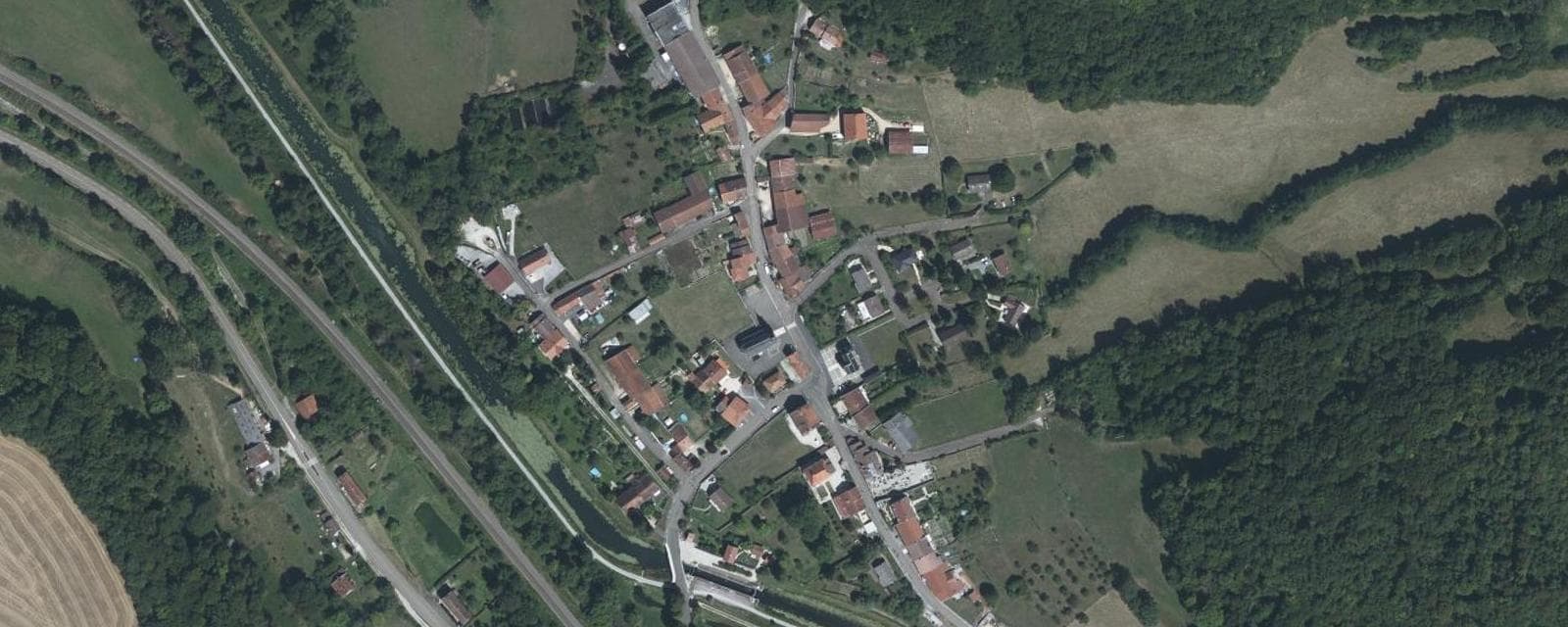 Vue aérienne de Vesaignes-sur-Marne (Haute-Marne)