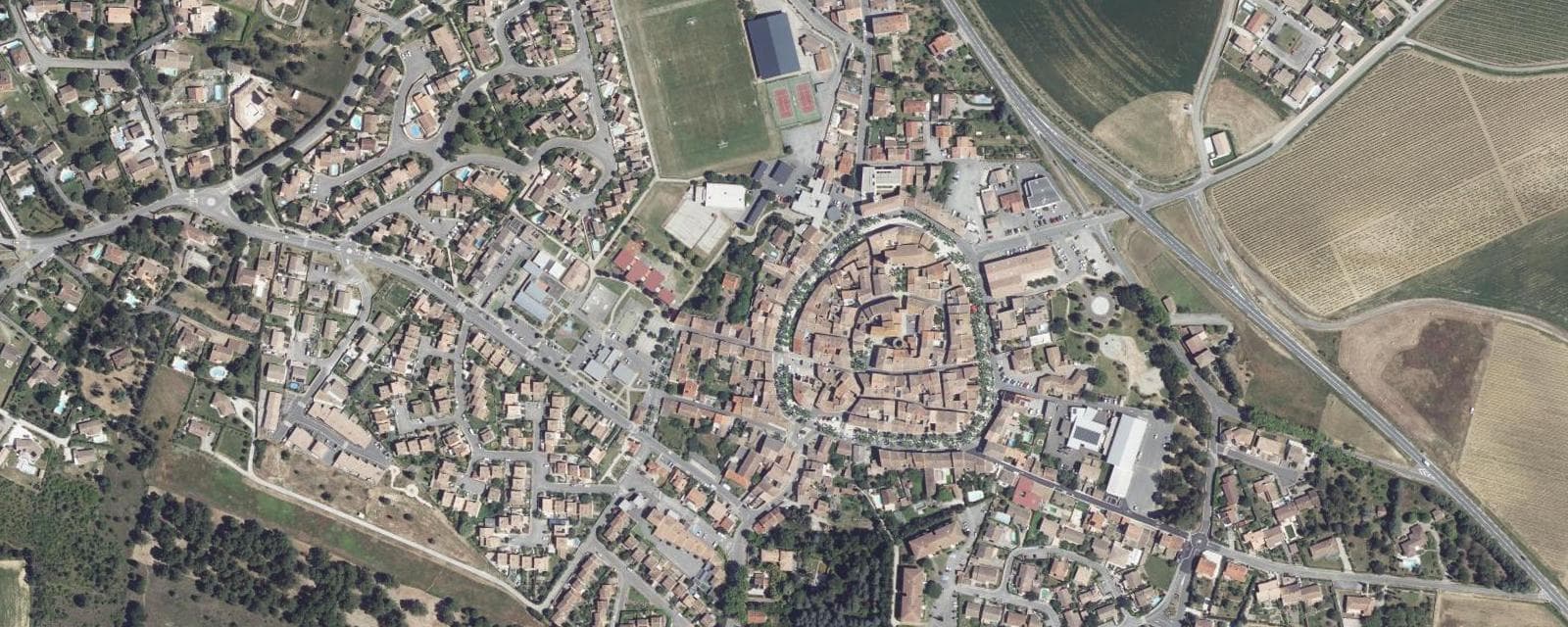 Vue aérienne de Villemoustaussou (Aude)