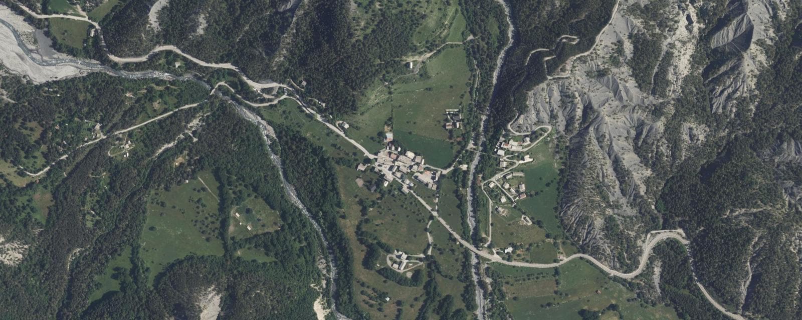 Vue aérienne de Villeneuve-d'Entraunes (Alpes-Maritimes)