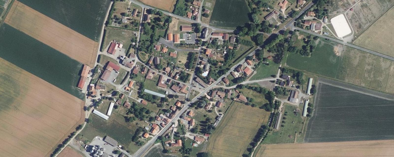 Vue aérienne de Villeneuve-les-Cerfs (Puy-de-Dôme)