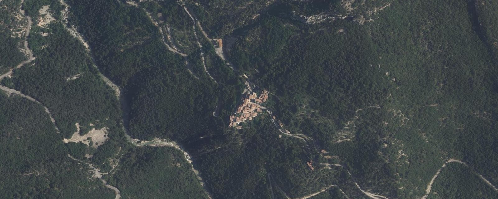 Vue aérienne de Aiglun (Alpes-Maritimes)