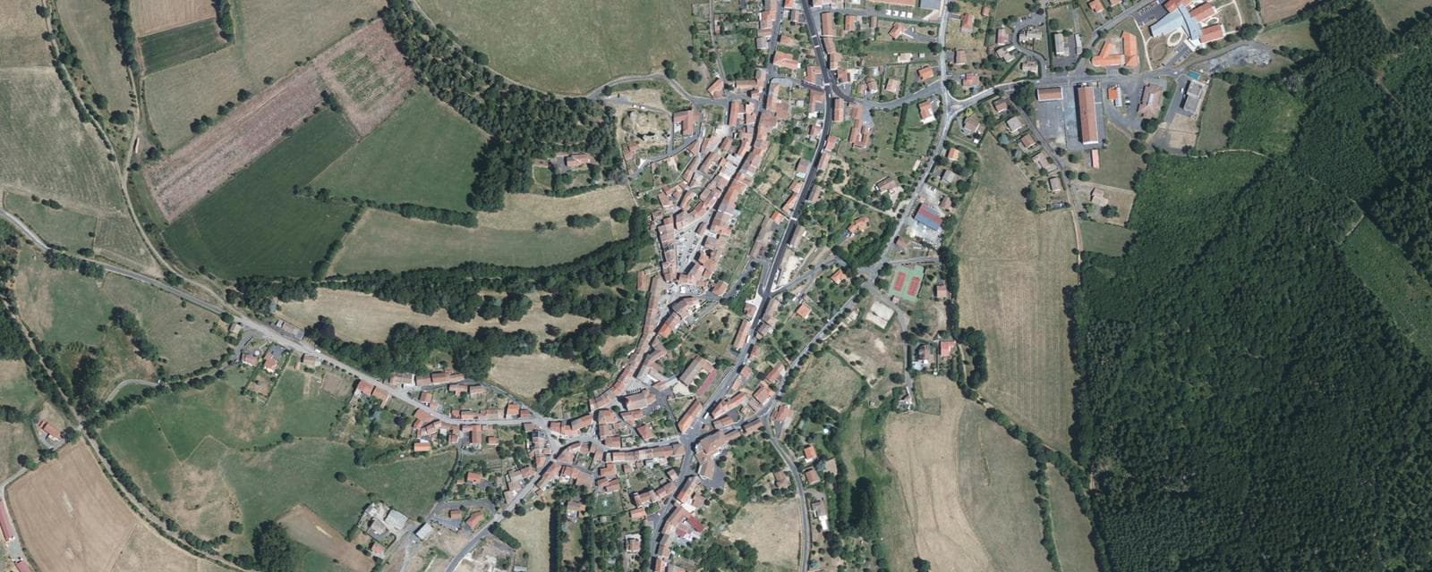 Vue aérienne de Allègre (Haute-Loire)