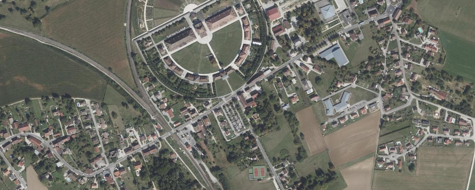 Vue aérienne de Arc-et-Senans (Doubs)