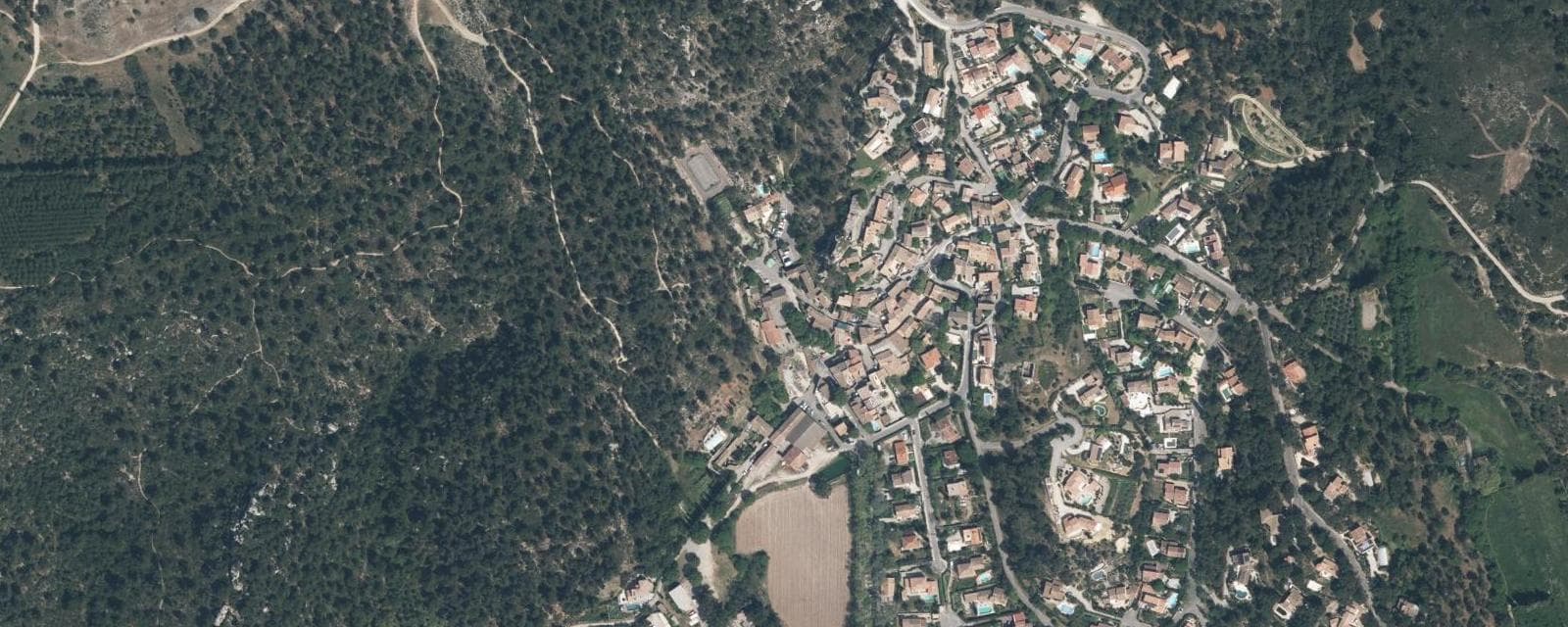 Vue aérienne de Aurons (Bouches-du-Rhône)