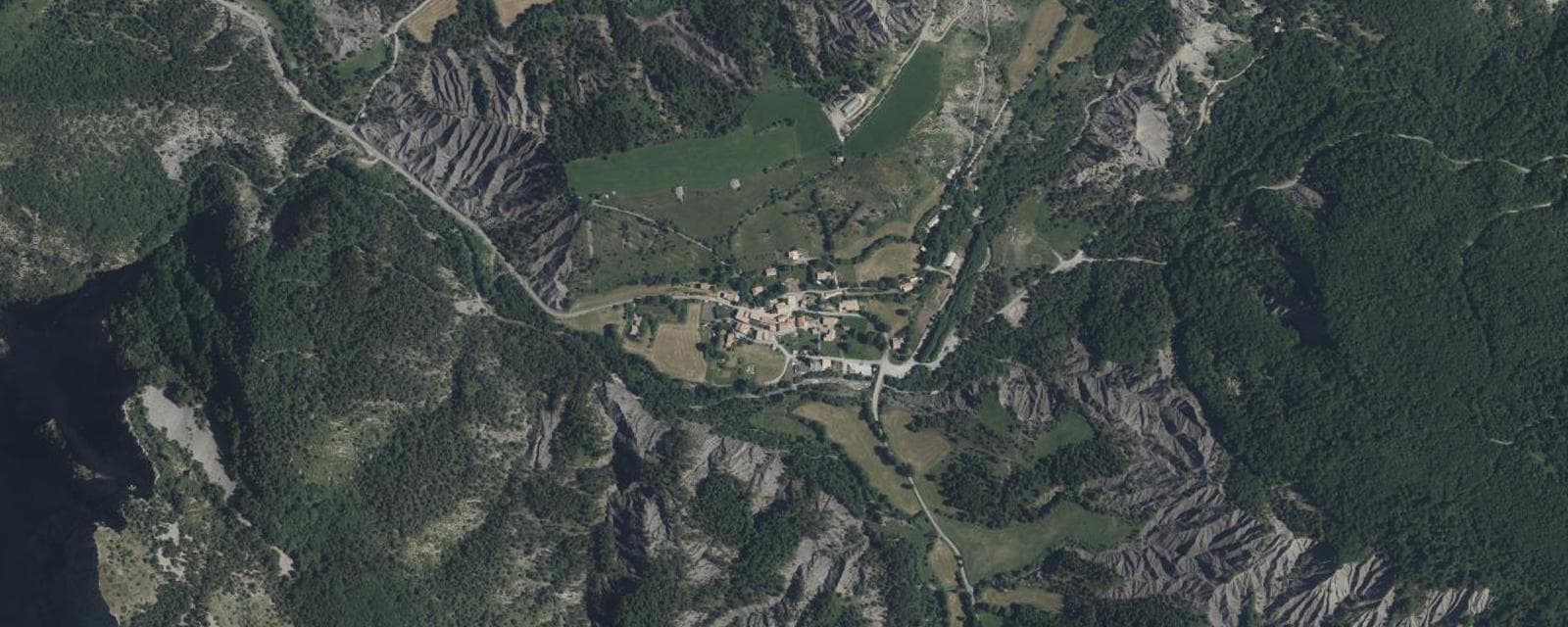 Vue aérienne de Authon (Alpes-de-Haute-Provence)