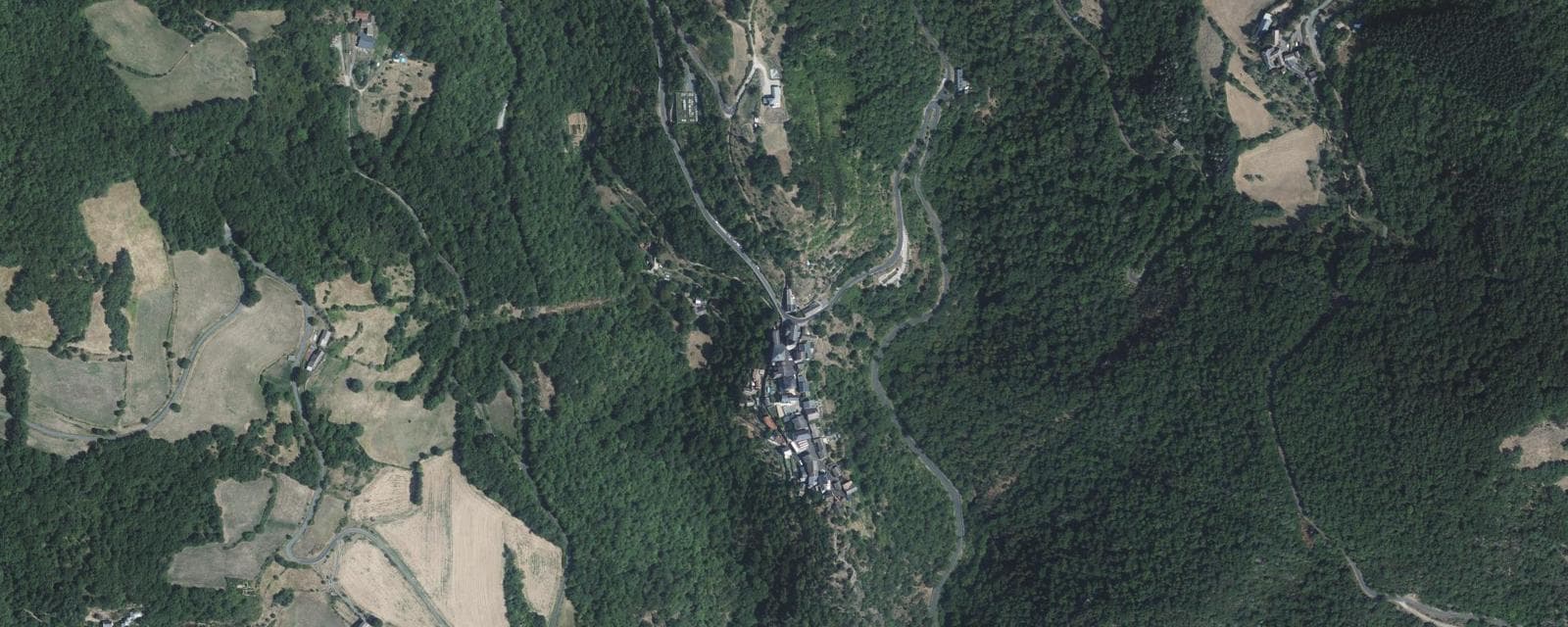 Vue aérienne de Ayssènes (Aveyron)