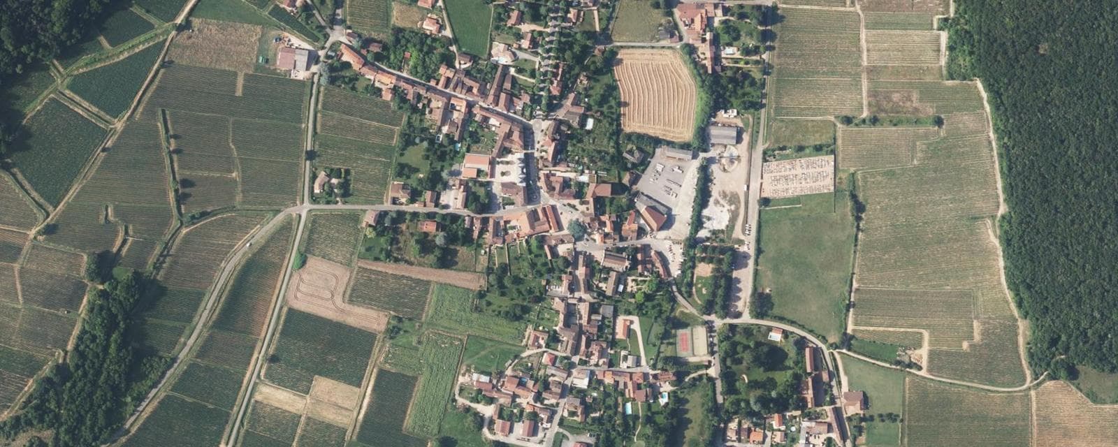 Vue aérienne de Azé (Saône-et-Loire)