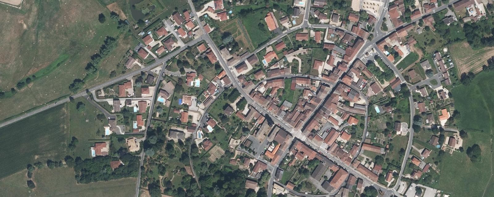 Vue aérienne de Bâgé-le-Châtel (Ain)