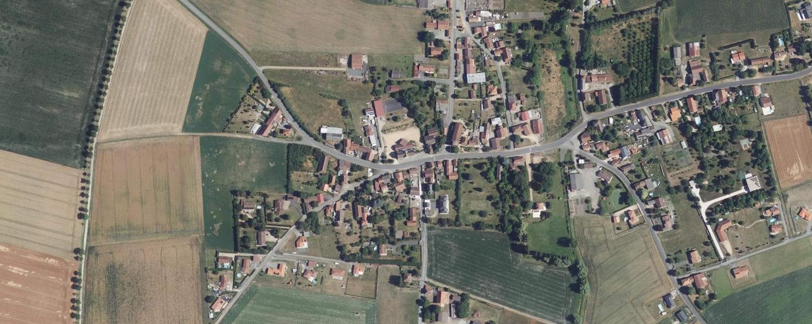 Vue aérienne de Bas-et-Lezat (Puy-de-Dôme)