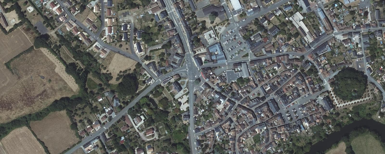Vue aérienne de Beaumont-sur-Sarthe (Sarthe)