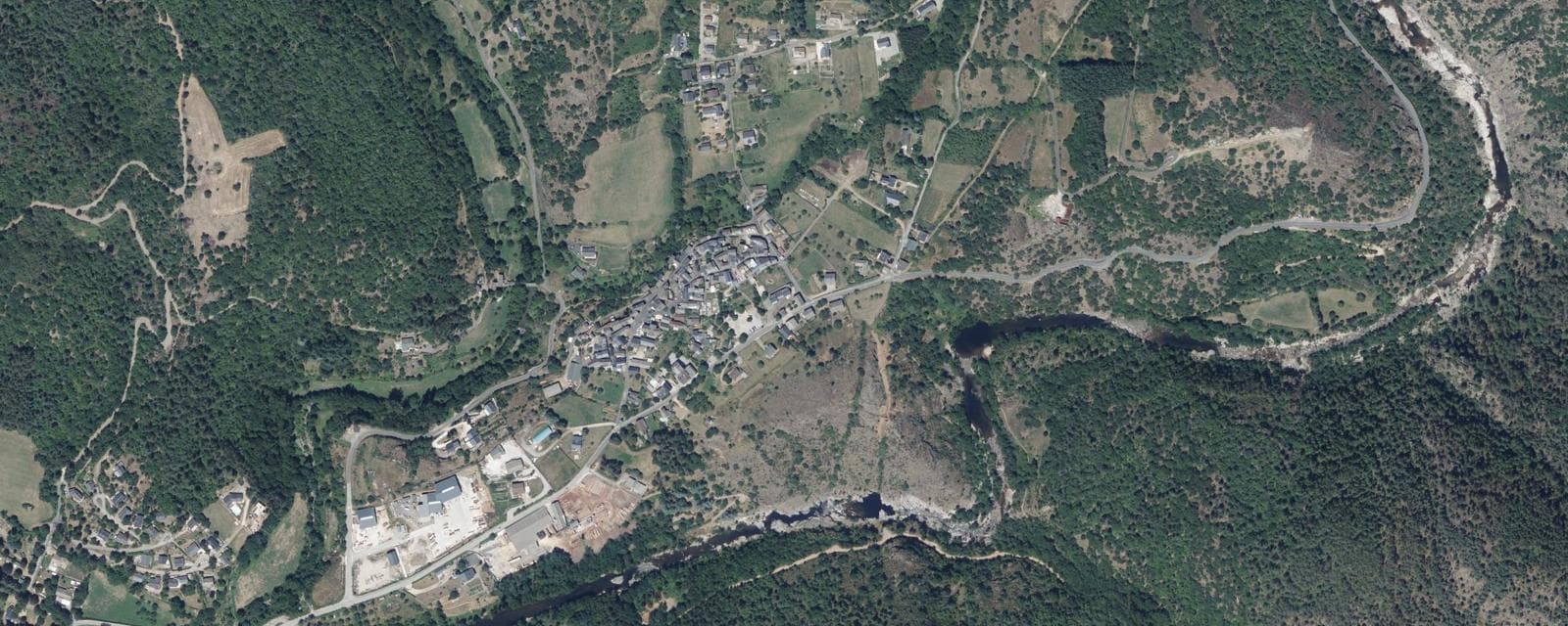 Vue aérienne de Bédouès-Cocurès (Lozère)