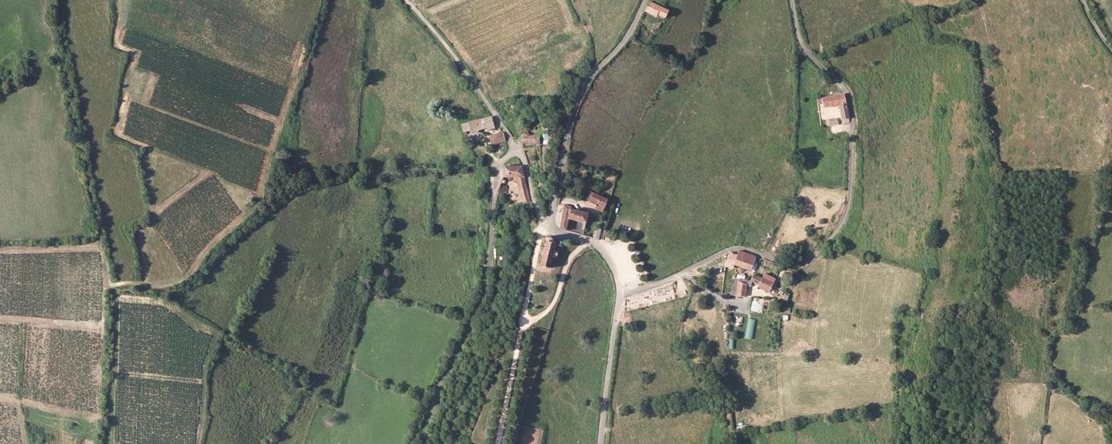 Vue aérienne de Berzé-le-Châtel (Saône-et-Loire)