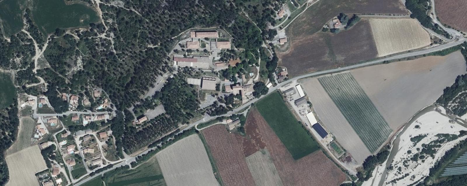 Vue aérienne de Bevons (Alpes-de-Haute-Provence)