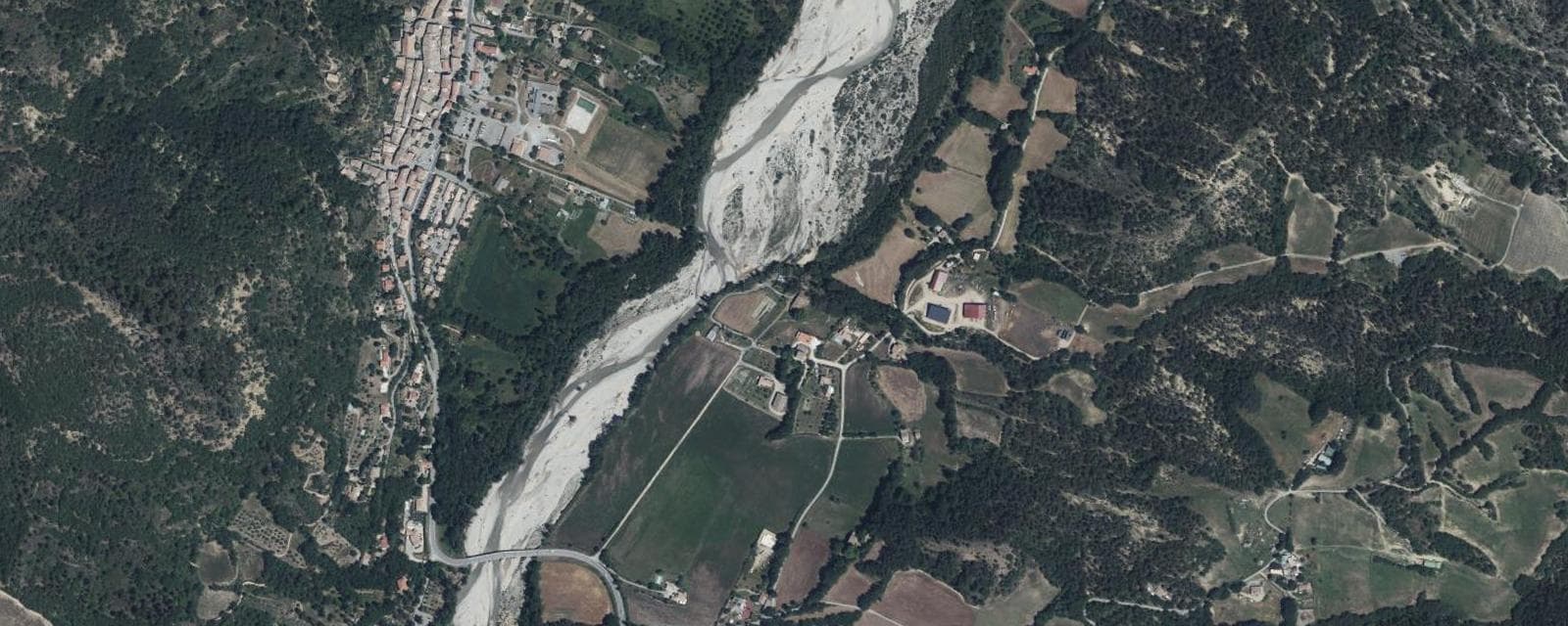 Vue aérienne de Beynes (Alpes-de-Haute-Provence)