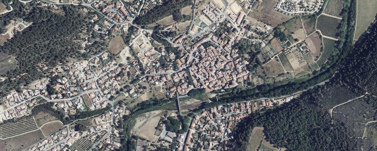 Vue aérienne de Bize-Minervois (Aude)