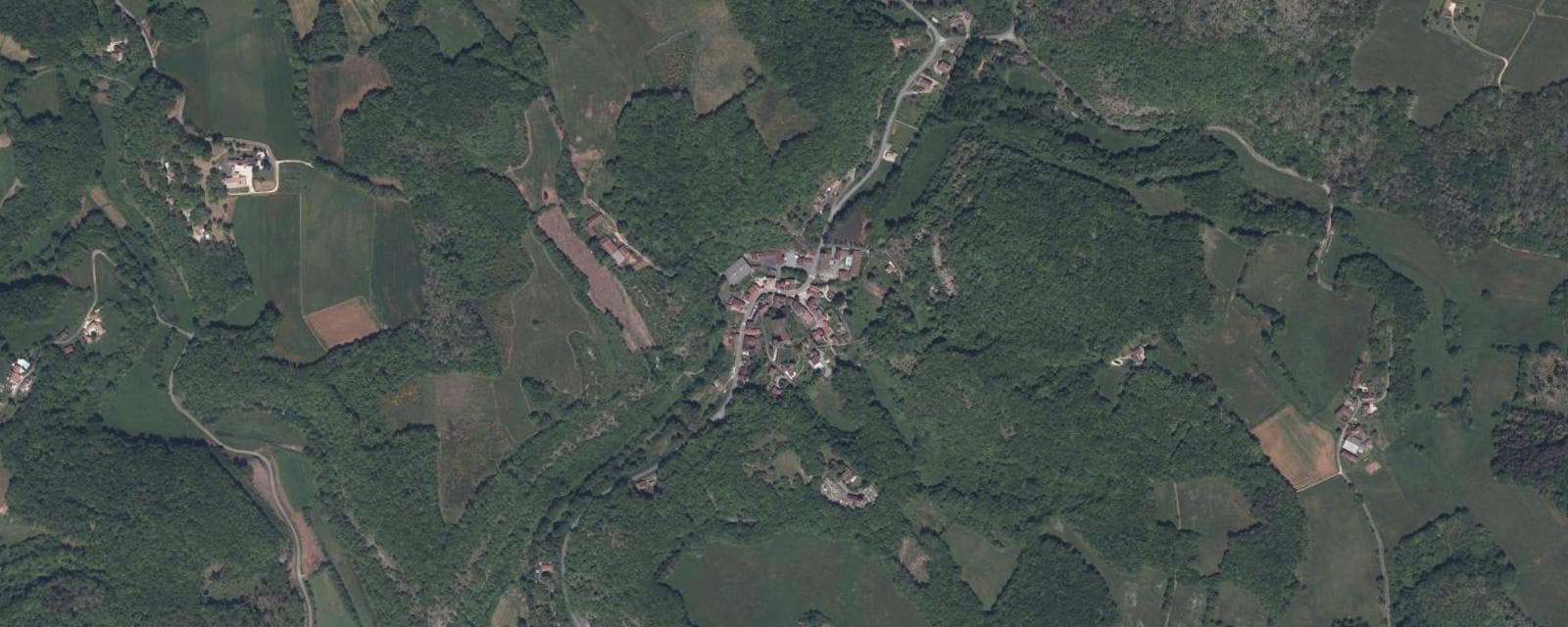 Vue aérienne de Blanquefort-sur-Briolance (Lot-et-Garonne)