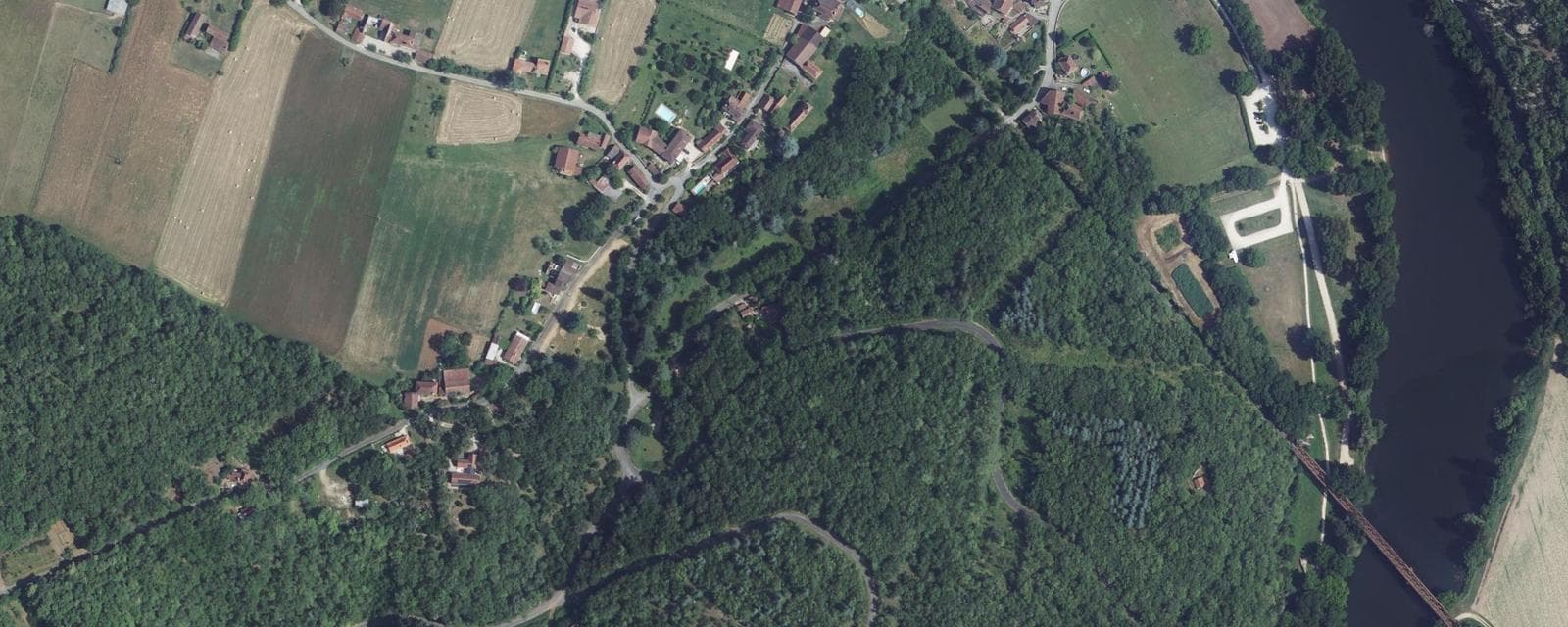 Vue aérienne de Bouziès (Lot)