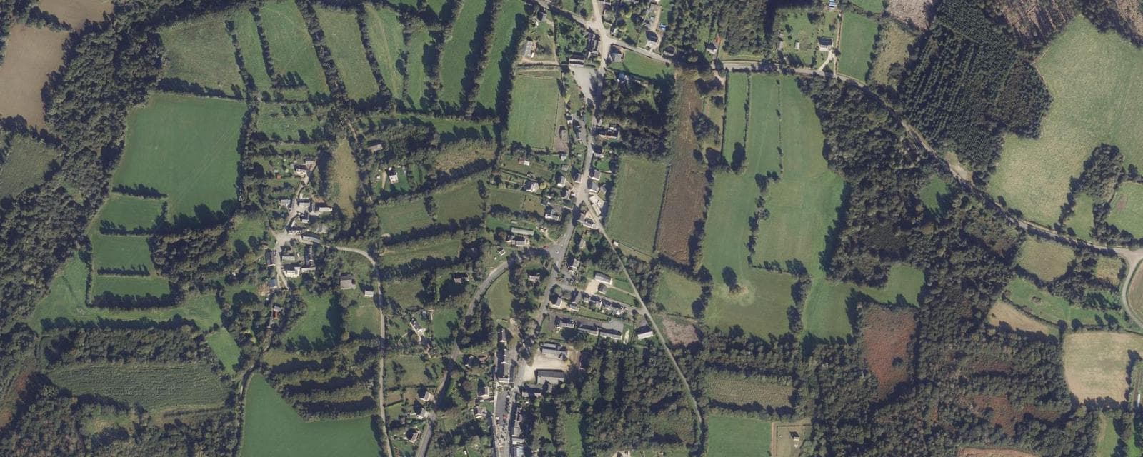 Vue aérienne de Brennilis (Finistère)