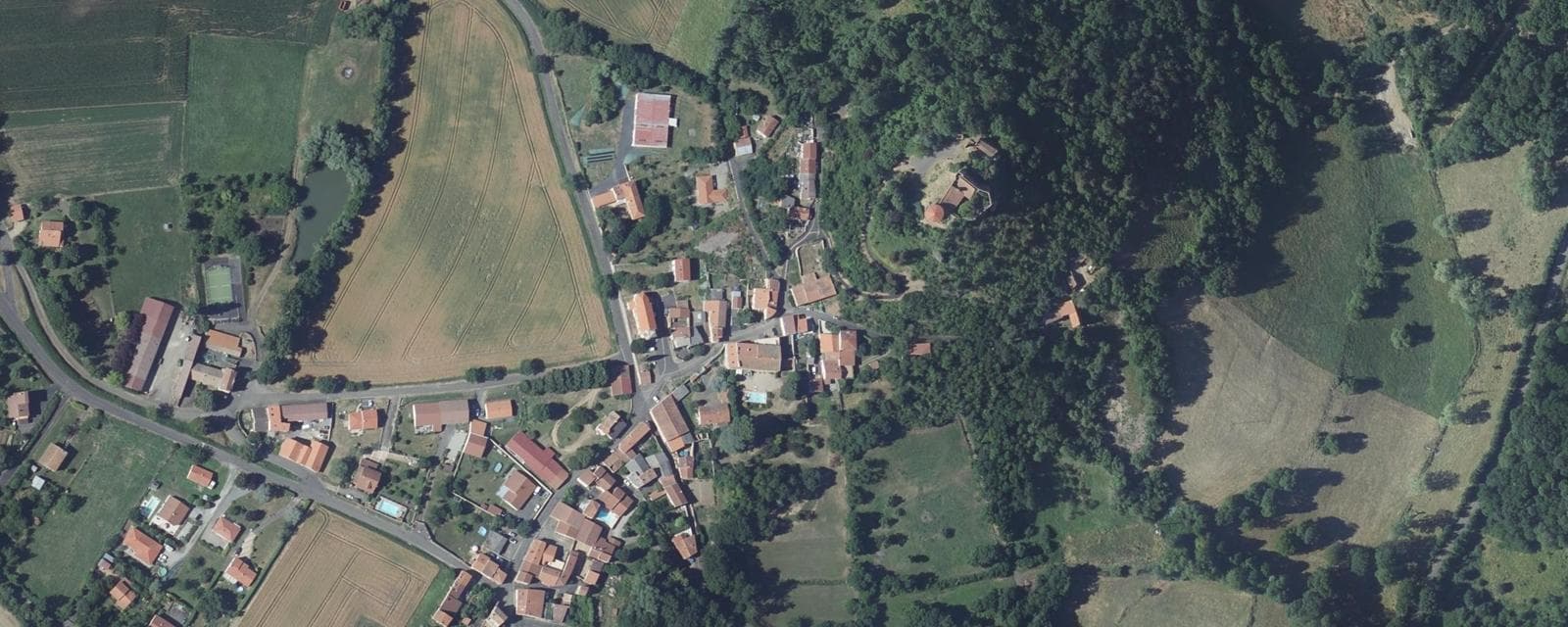 Vue aérienne de Busséol (Puy-de-Dôme)