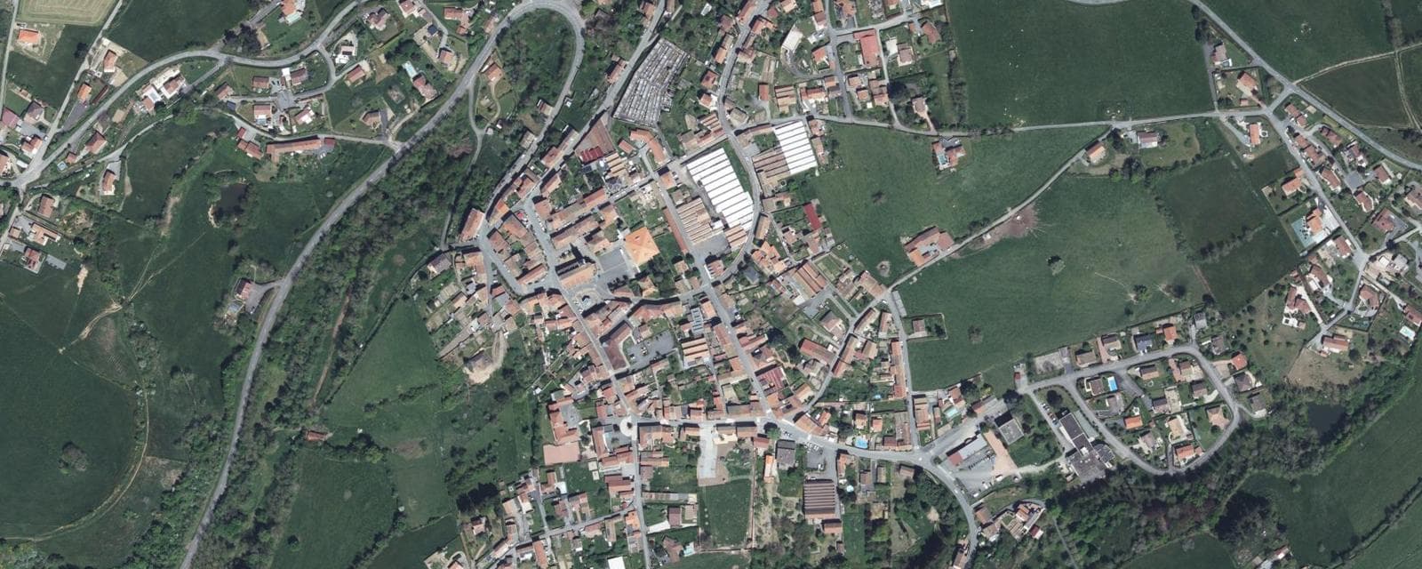 Vue aérienne de Bussières (Loire)