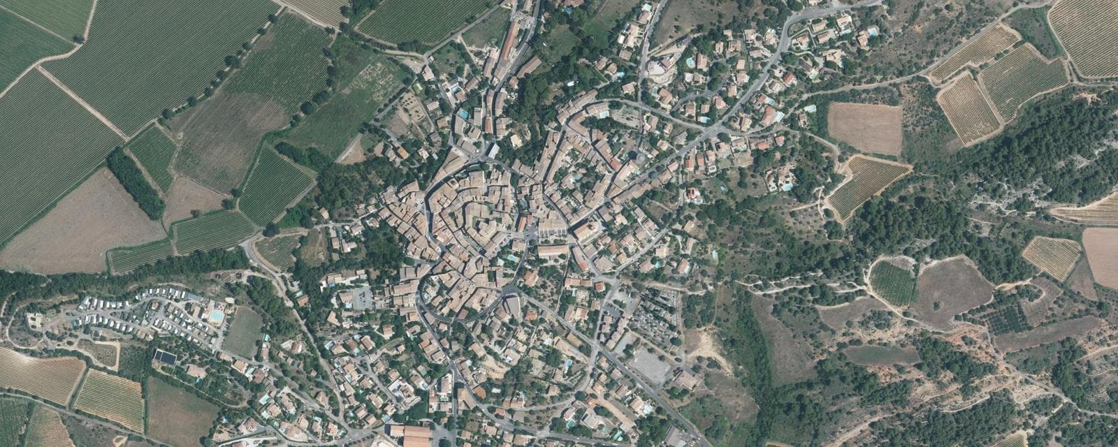 Vue aérienne de Castelnau-de-Guers (Hérault)