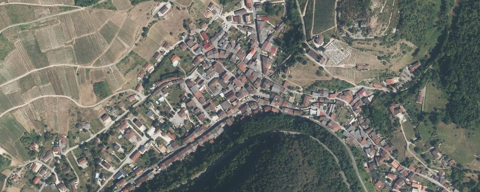 Vue aérienne de Cerdon (Ain)