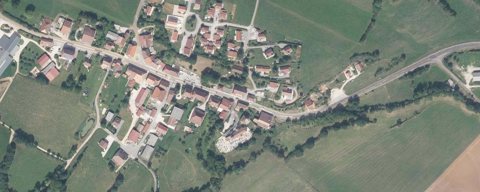 Vue aérienne de Cernans (Jura)