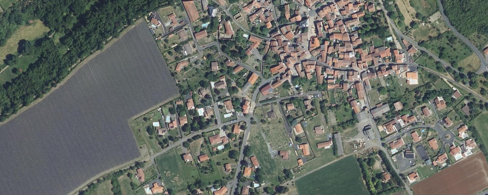 Vue aérienne de Chadeleuf (Puy-de-Dôme)