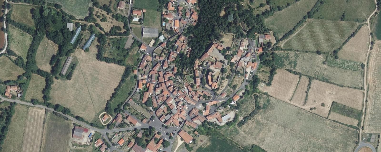 Vue aérienne de Chalus (Puy-de-Dôme)