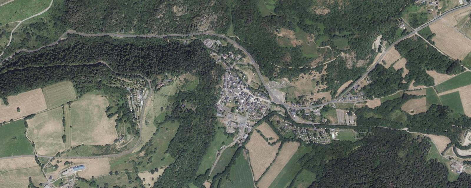 Vue aérienne de Chambon-sur-Lac (Puy-de-Dôme)