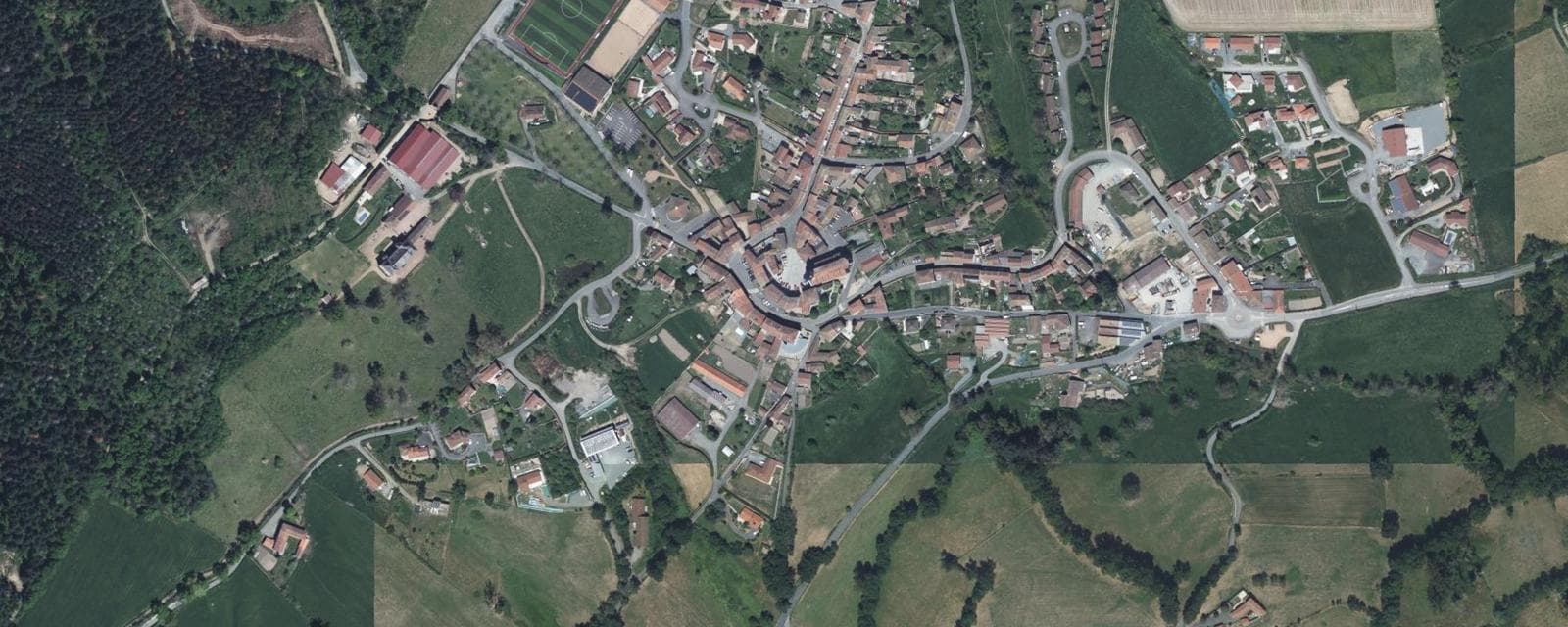 Vue aérienne de Chambost-Longessaigne (Rhône)