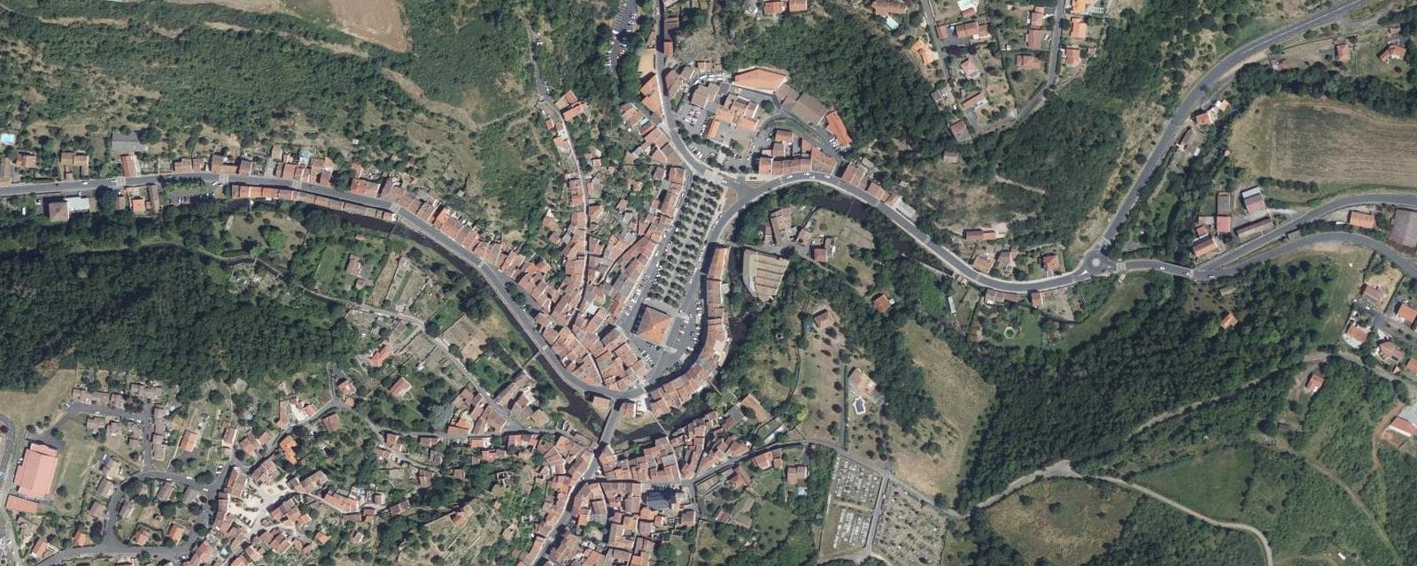 Vue aérienne de Champeix (Puy-de-Dôme)