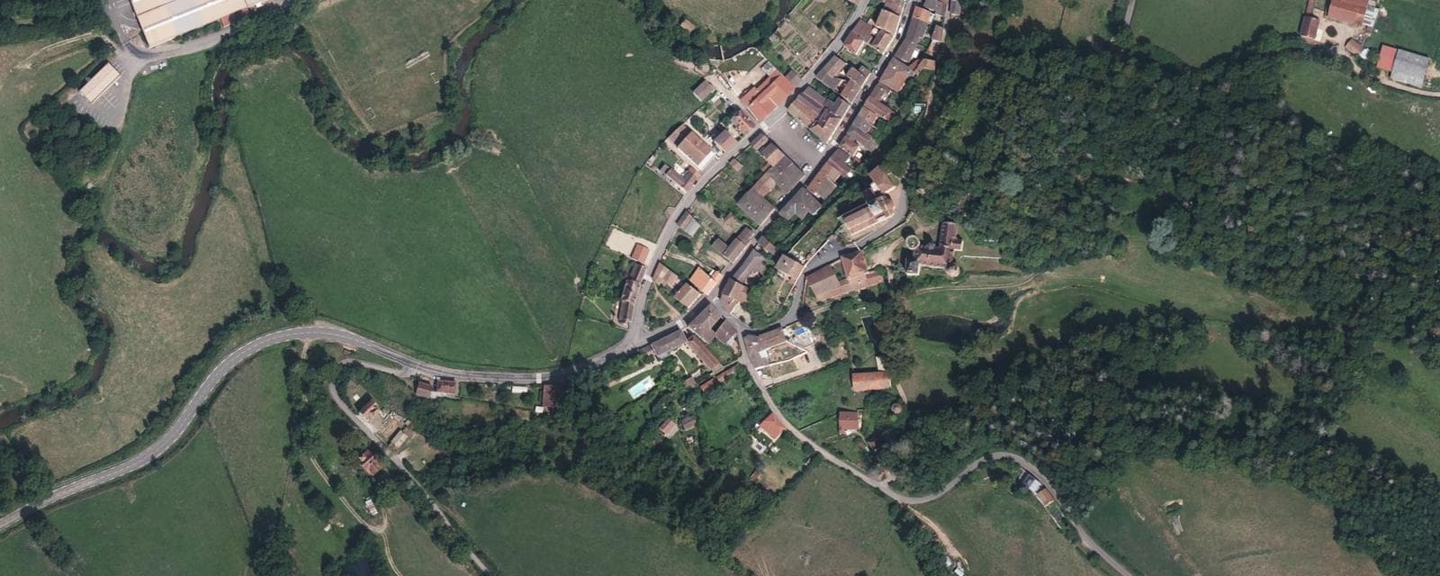 Vue aérienne de Châteauneuf (Saône-et-Loire)