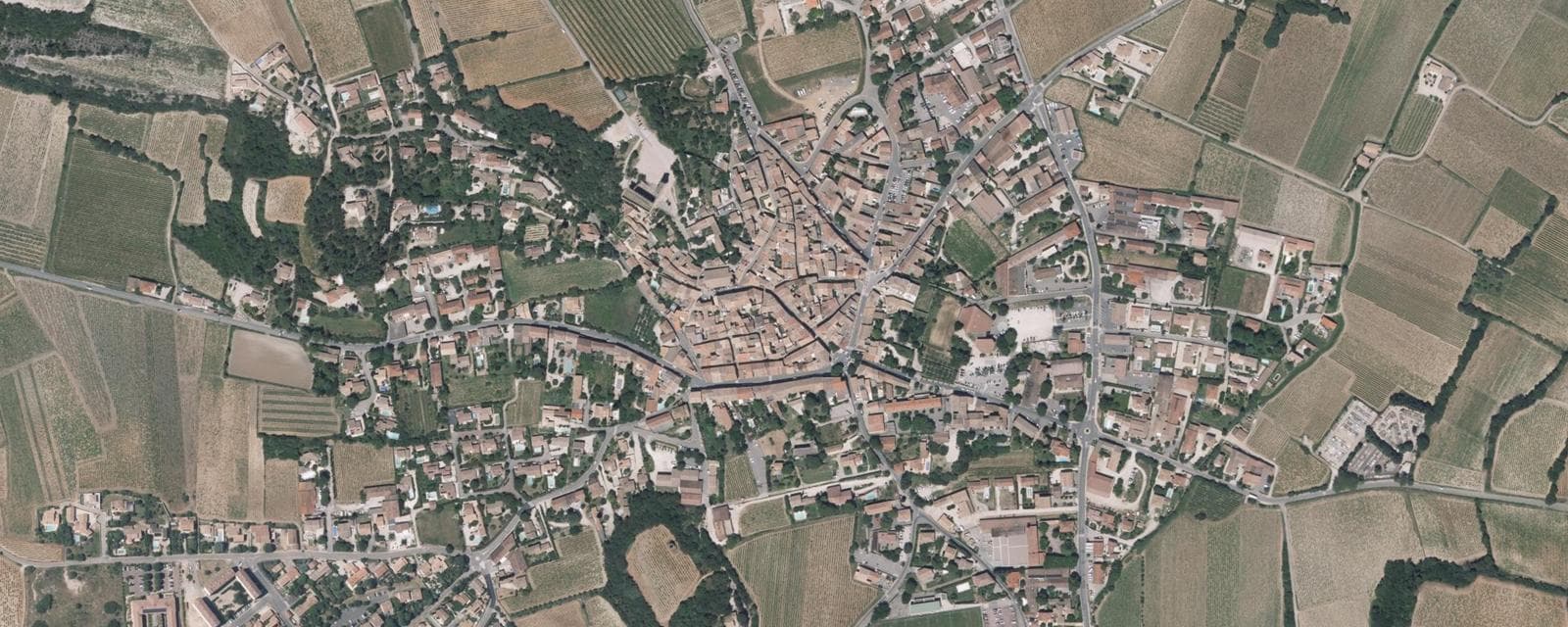 Vue aérienne de Châteauneuf-du-Pape (Vaucluse)