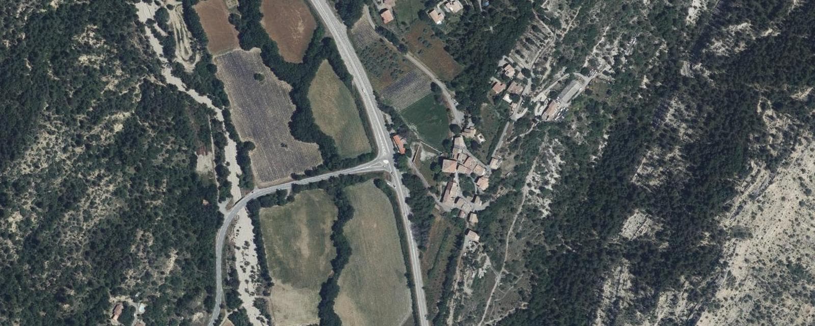 Vue aérienne de Châteauredon (Alpes-de-Haute-Provence)