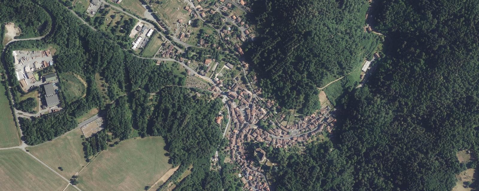 Vue aérienne de Châteldon (Puy-de-Dôme)