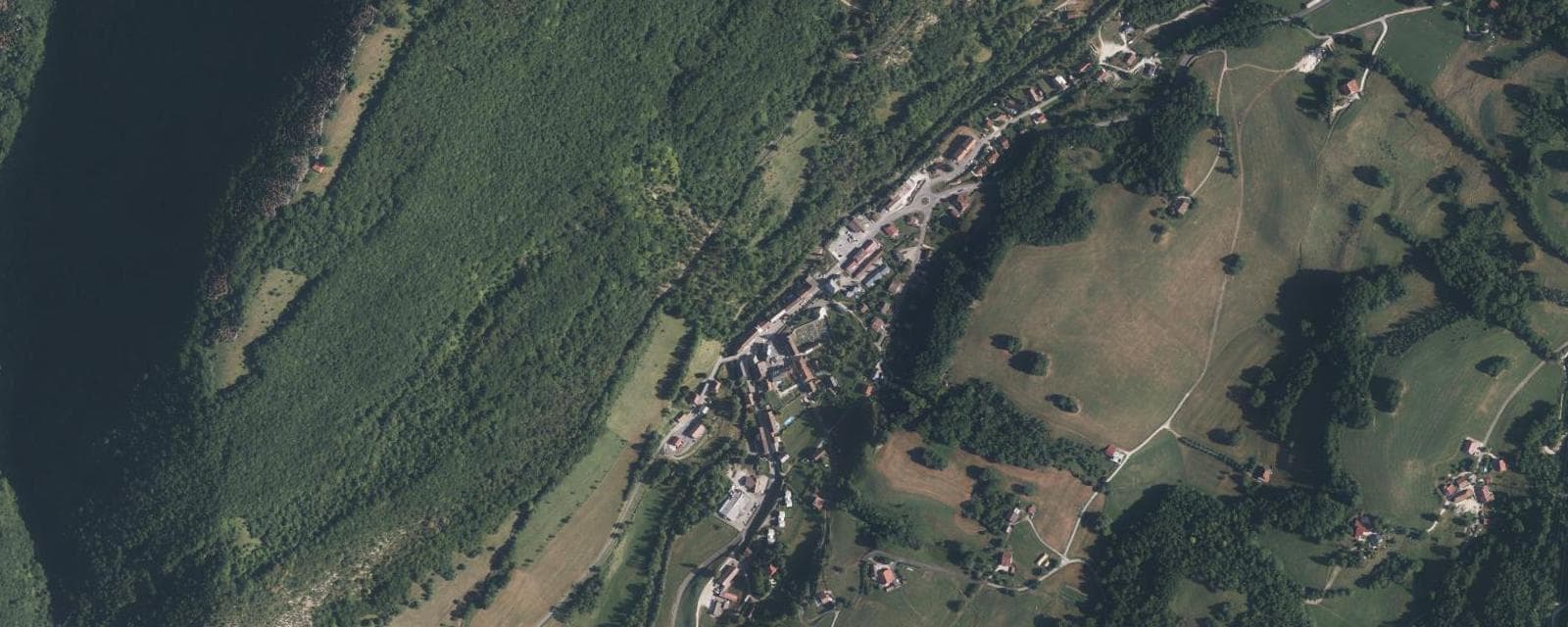 Vue aérienne de Chézery-Forens (Ain)