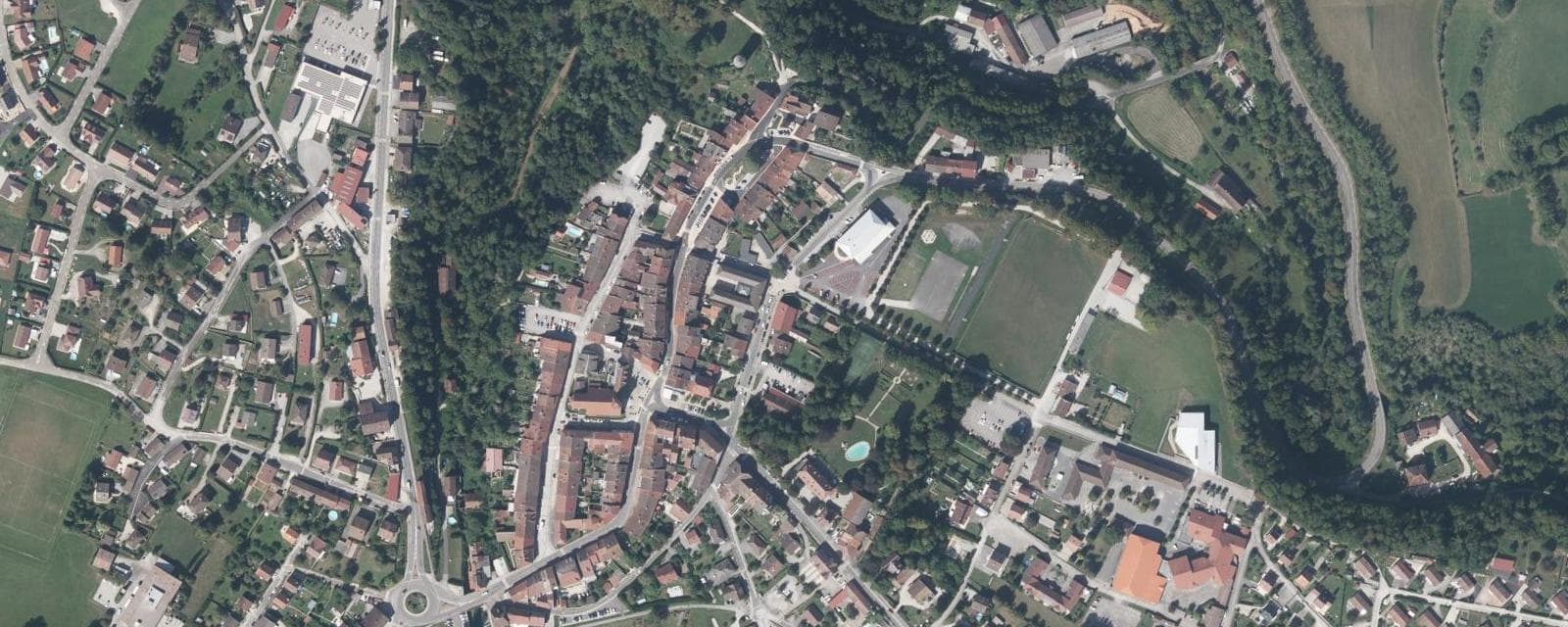 Vue aérienne de Clairvaux-les-Lacs (Jura)