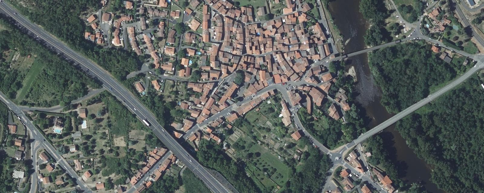 Vue aérienne de Coudes (Puy-de-Dôme)