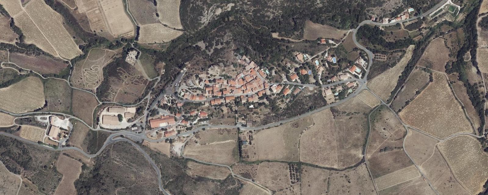 Vue aérienne de Cucugnan (Aude)