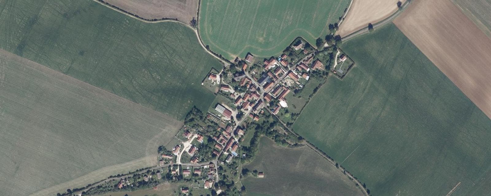 Vue aérienne de Curtil-Saint-Seine (Côte-d'Or)