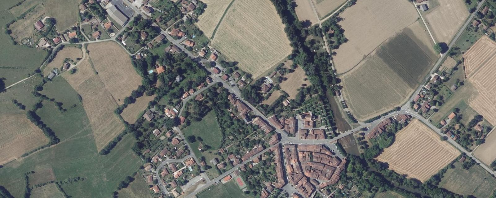 Vue aérienne de Daumazan-sur-Arize (Ariège)