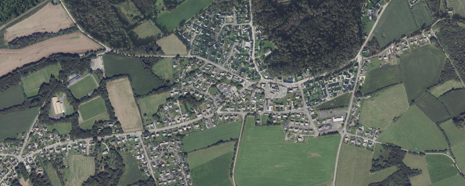 Vue aérienne de Dirinon (Finistère)