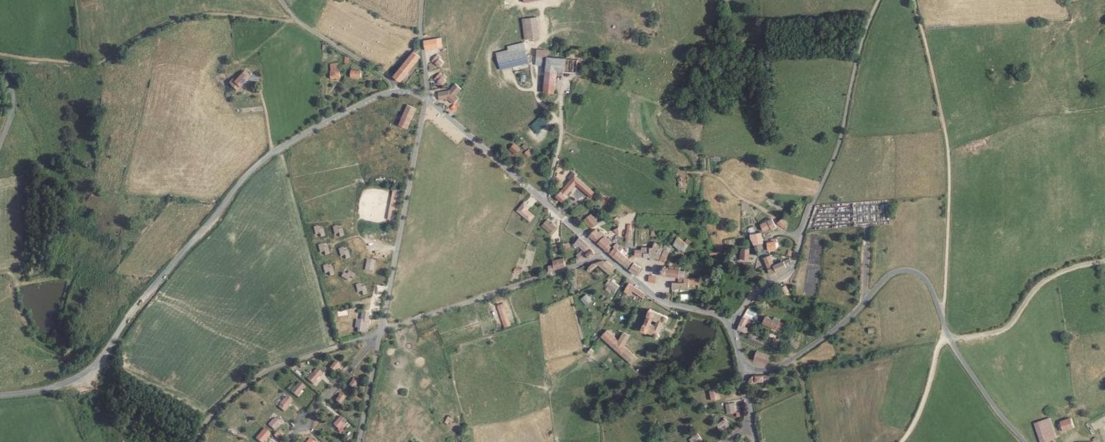 Vue aérienne de Domaize (Puy-de-Dôme)