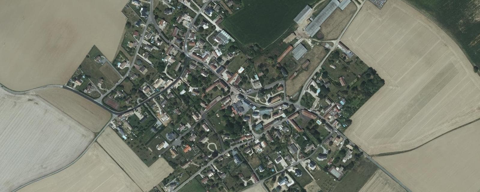 Vue aérienne de Douains (Eure)